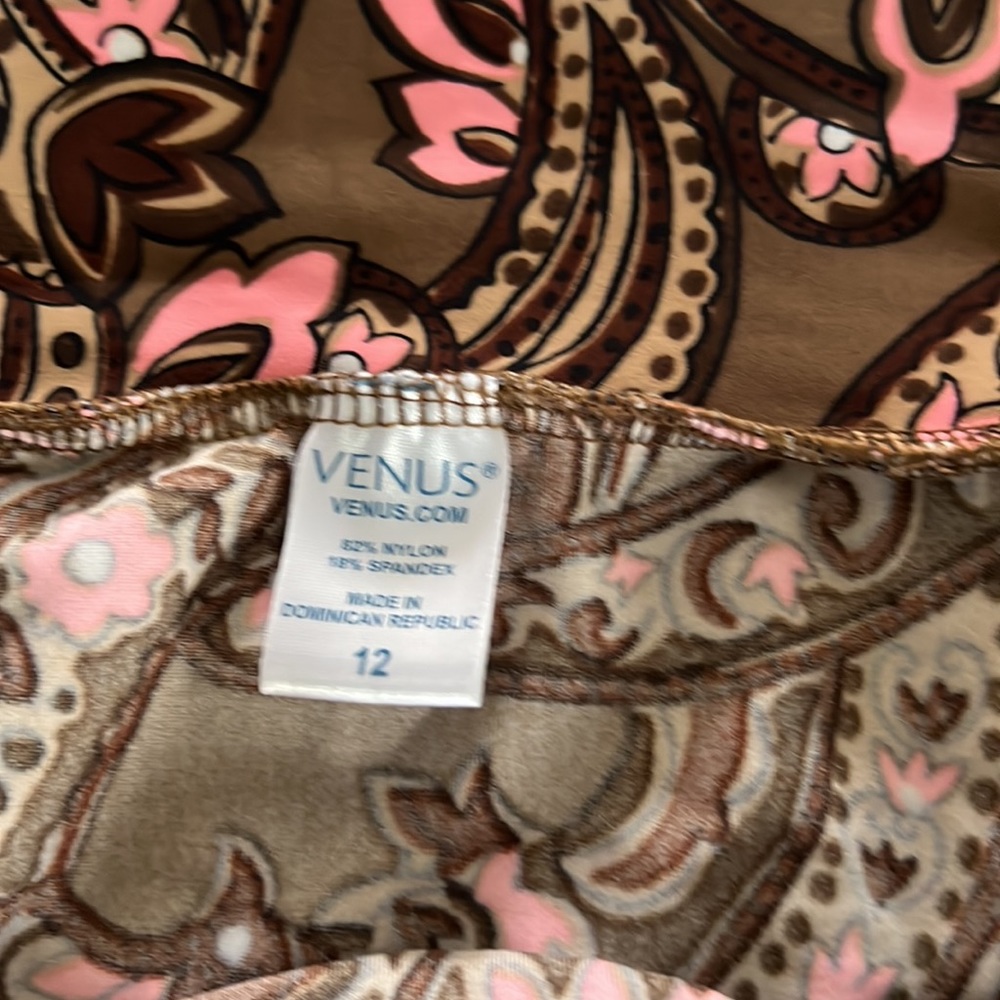 Venus size 12 tankini, with skirted bottom. Included extra black bottom - Picture 4 of 9
